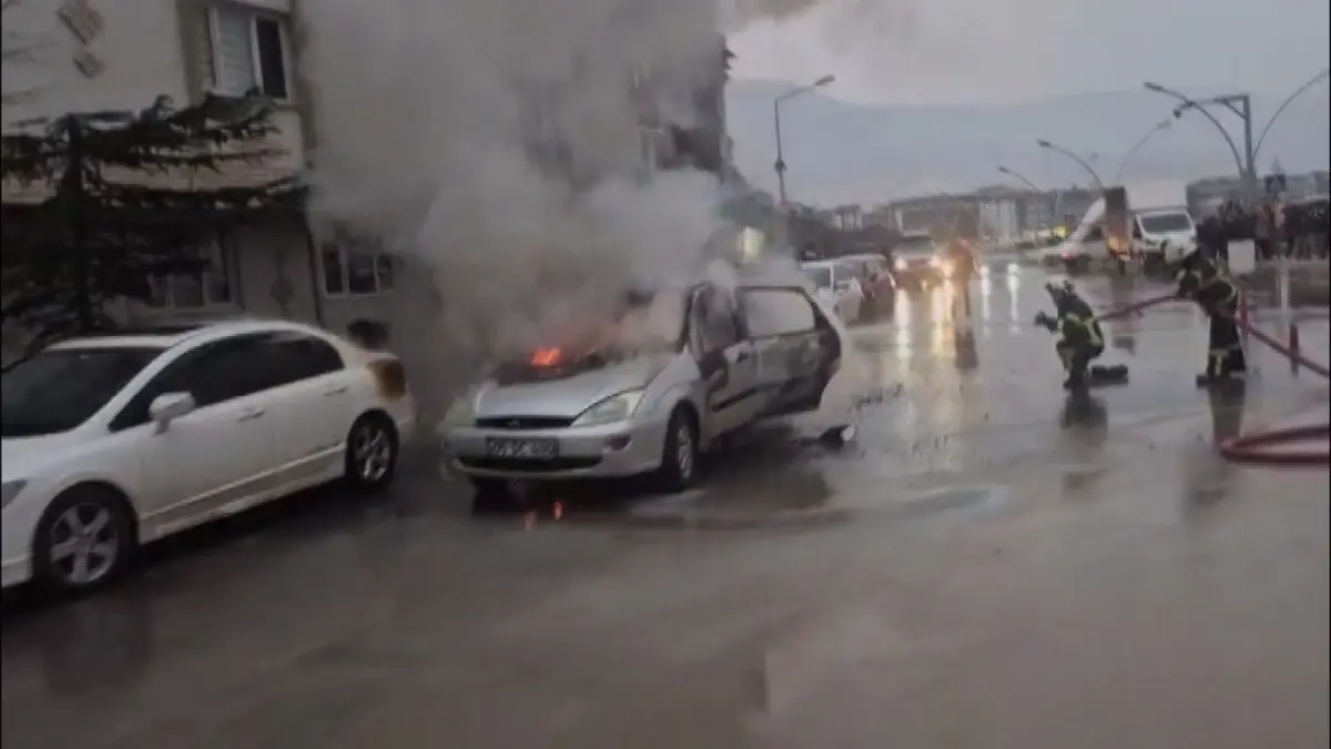 Amasya’da Motor Bölümü Alev Aldı: Otomobil Kullanılamaz Hale Geldi