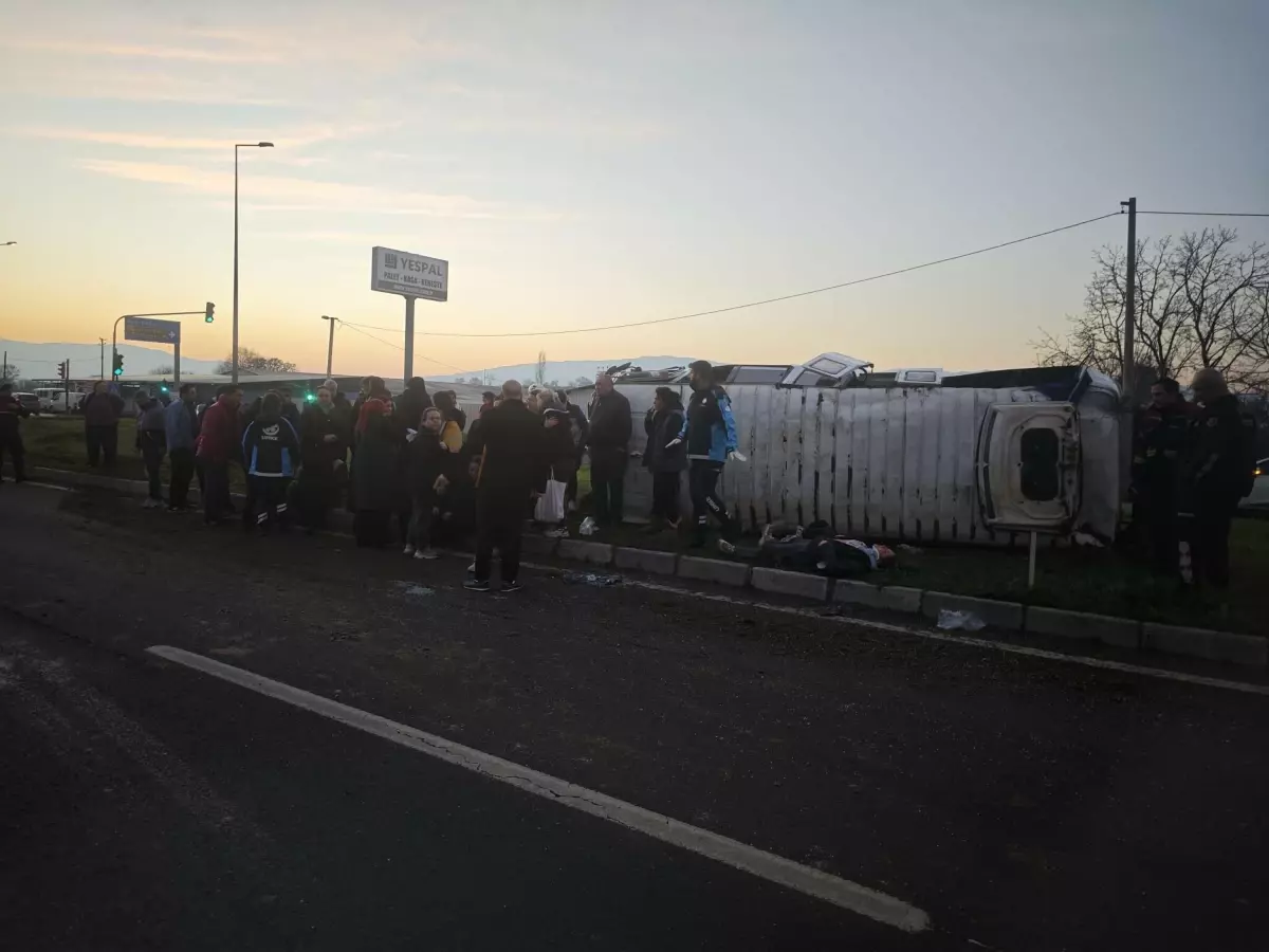 Sultanhisar’da İşçi Servis Minibüsü Devrildi: 16 Kişi Yaralandı