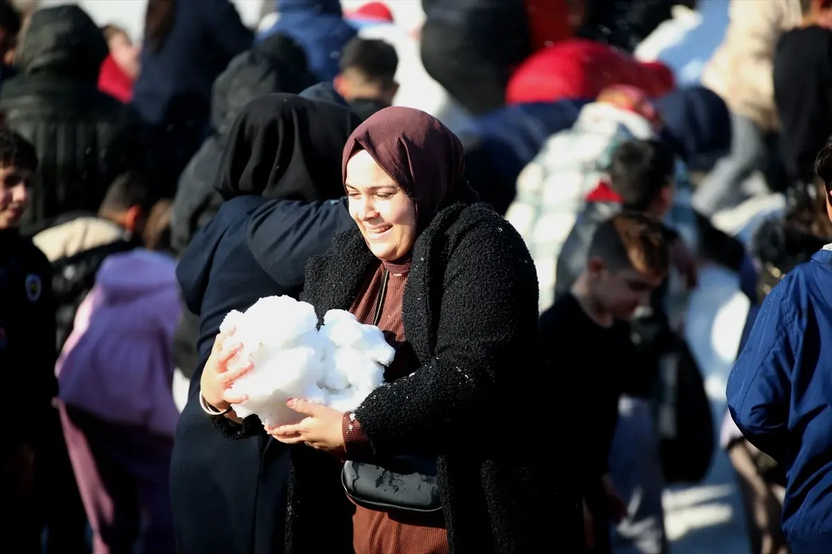 Germencik’te Kamyonla Getirilen Kar Çocukları Coşturdu