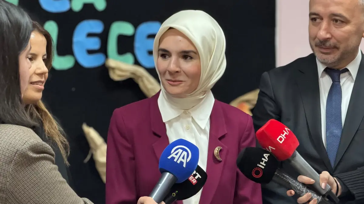 Aile ve Sosyal Hizmetler Bakanı Göktaş, Şehidin Oğluna İlk Sınıf Karnesini Takdim Etti