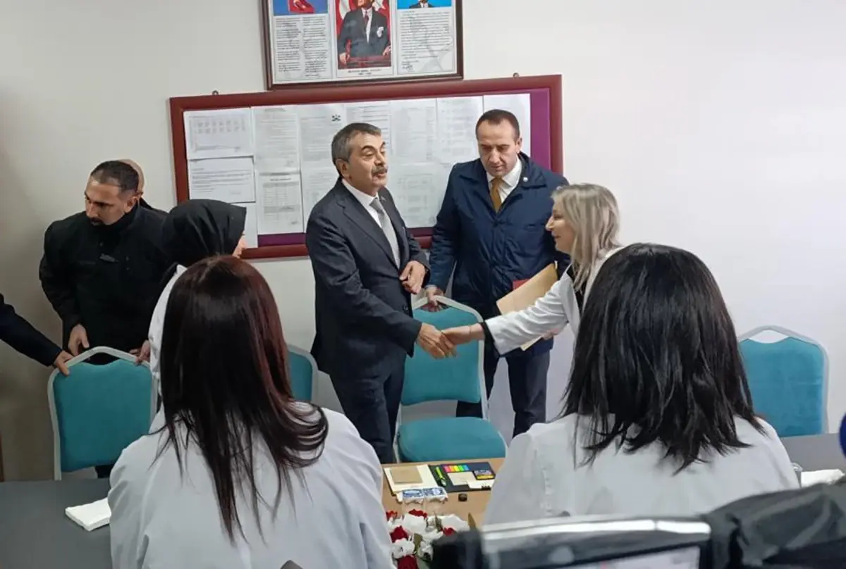 Bakan Tekin'den Karne Dağıtımında Okuma Önerisi: Dinlenme Dönemi Kitaplarla Dolu