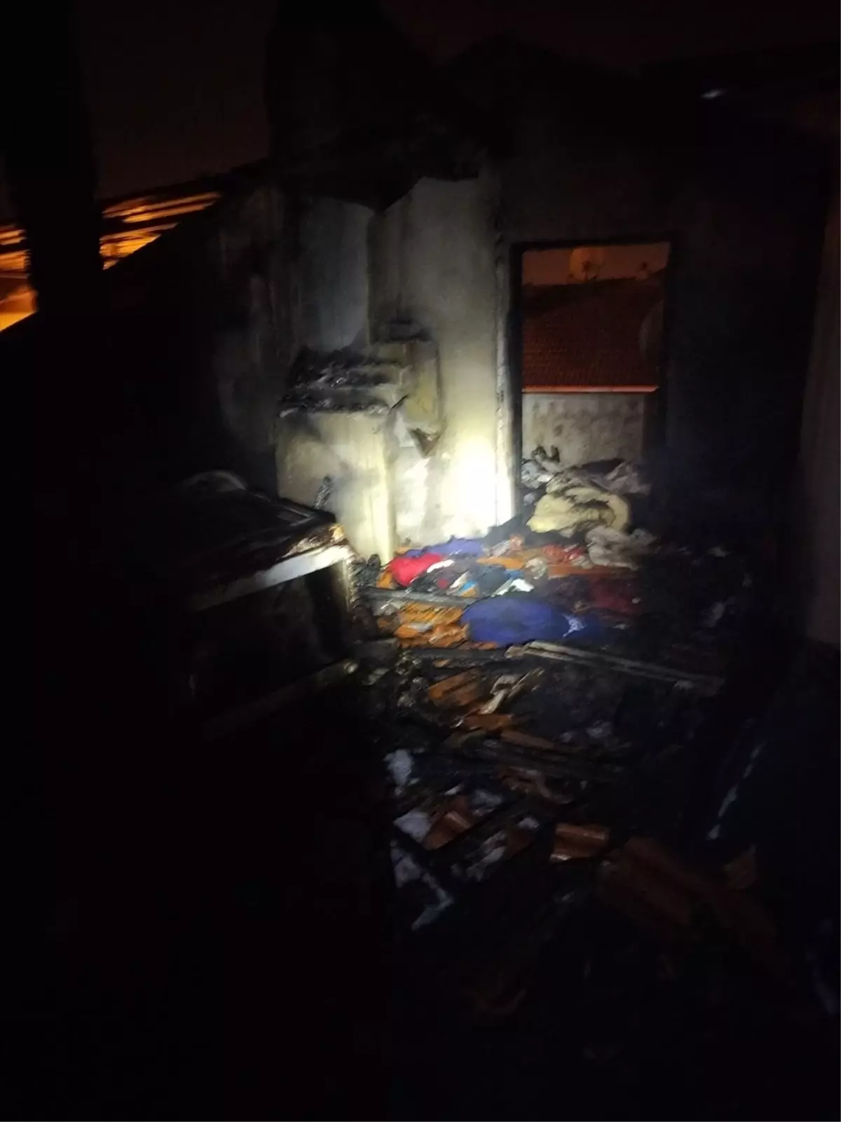 Balıkesir Karesi'nde Çatı Yangını Kontrol Altına Alındı