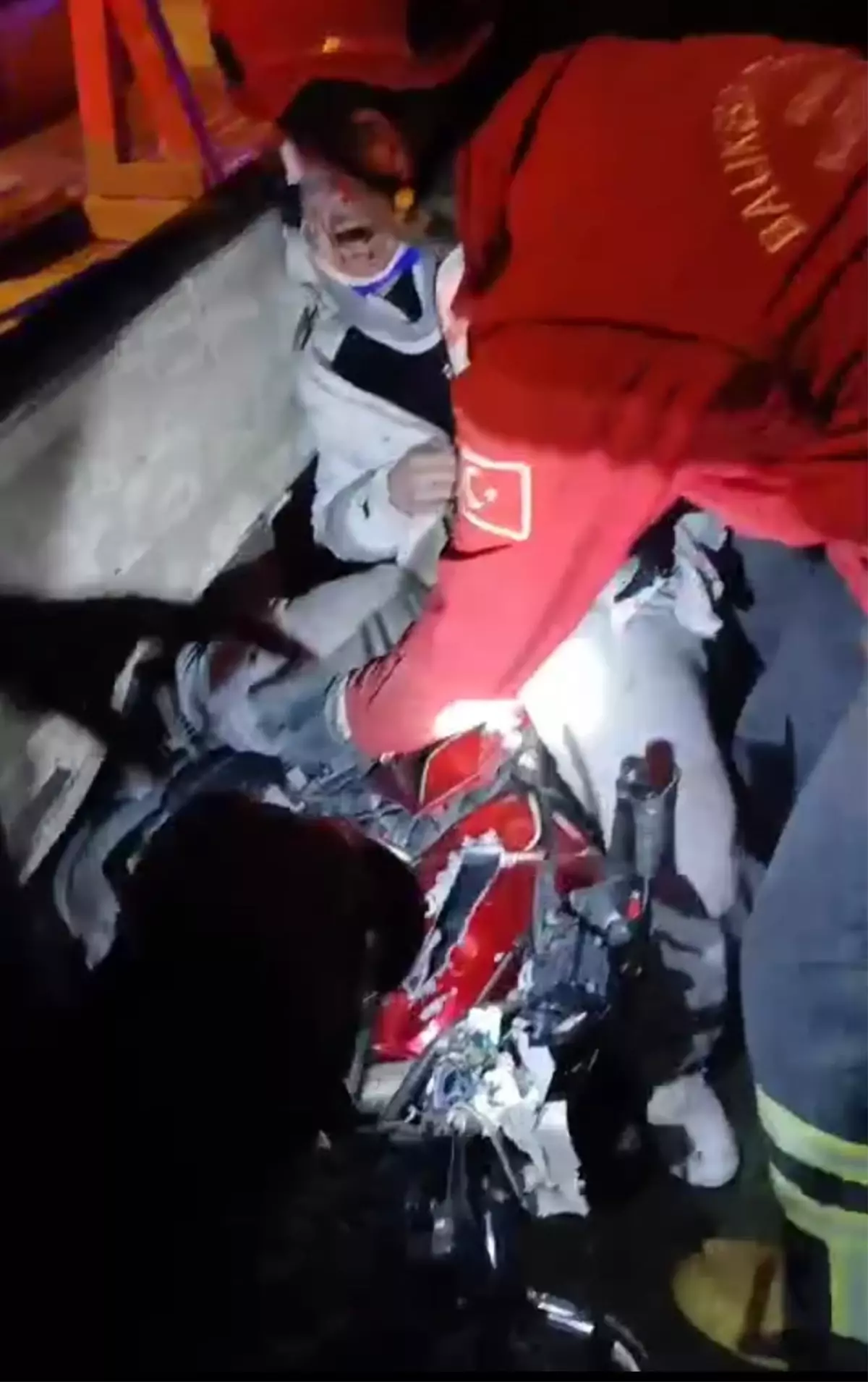 Altınova’da Kamyonet ve Motosiklet Çarpışması: 2 Yaralı