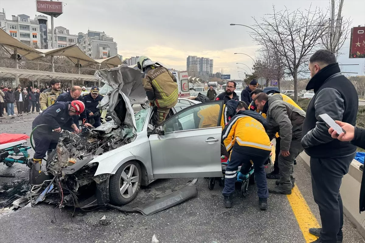 Ankara’da Otobüs ve Otomobil Çarpışması: 4 Yaralı