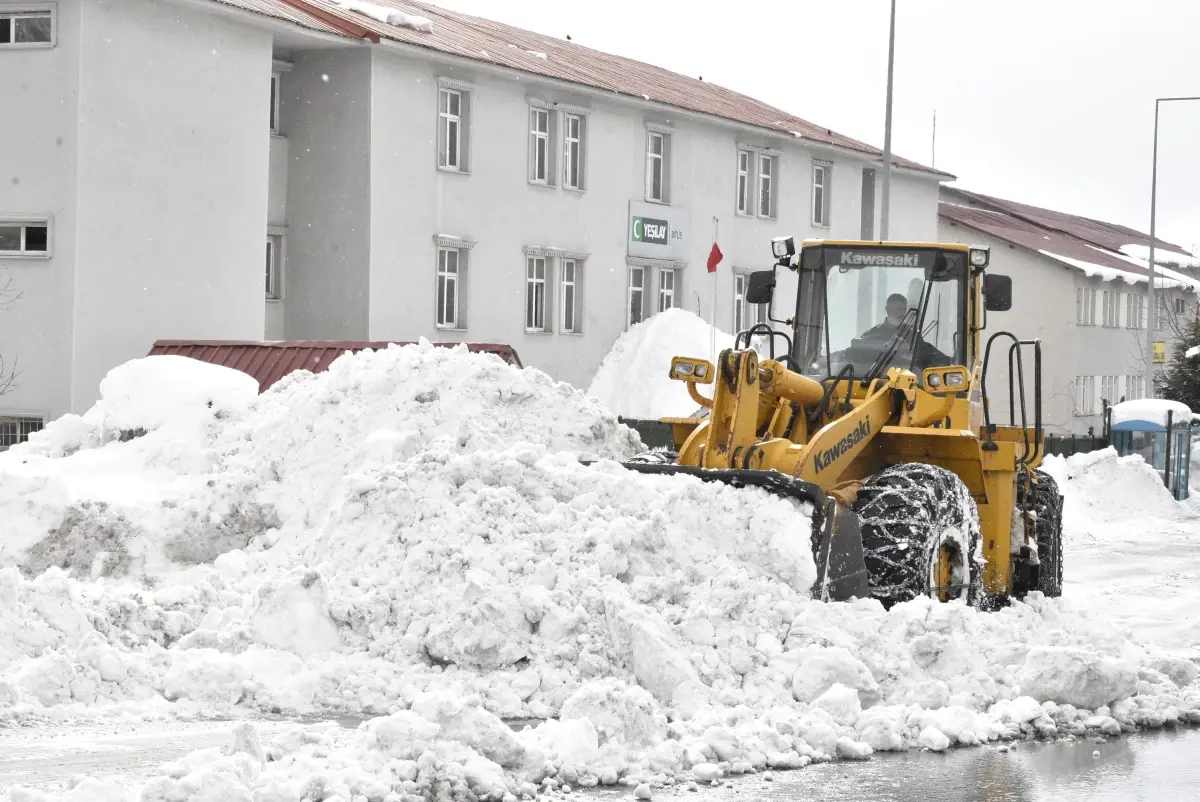 Bitlis’te Kar Sonrası 210 Köy ve Mezra Yola Açıldı, 19’da Çalışmalar Devam Ediyor