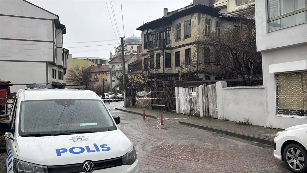 Bolu’da Metruk Binadan Düşen Parçalar Hafif Ticari Aracı Hasar Aldı