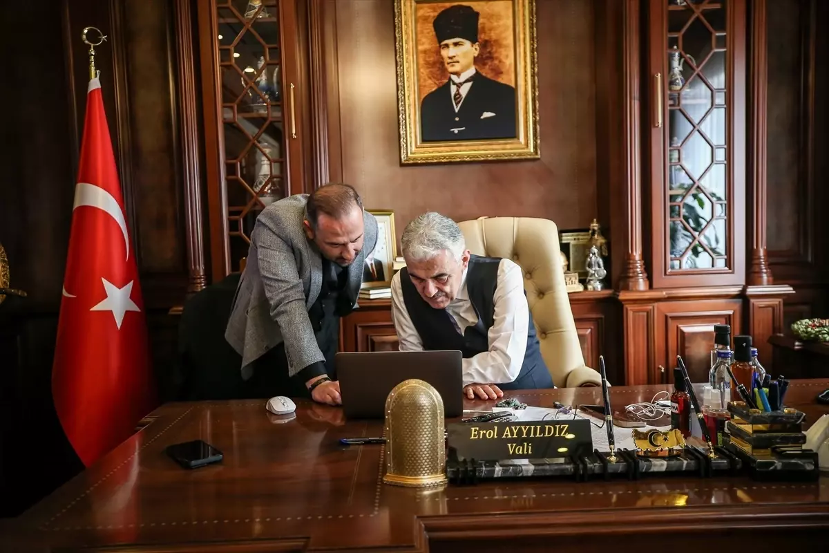 Bursa Valisi Erol Ayyıldız, Yılın Kareleri Oylamasına Katıldı ve Seçkin Fotoğraflara Oy Verdi