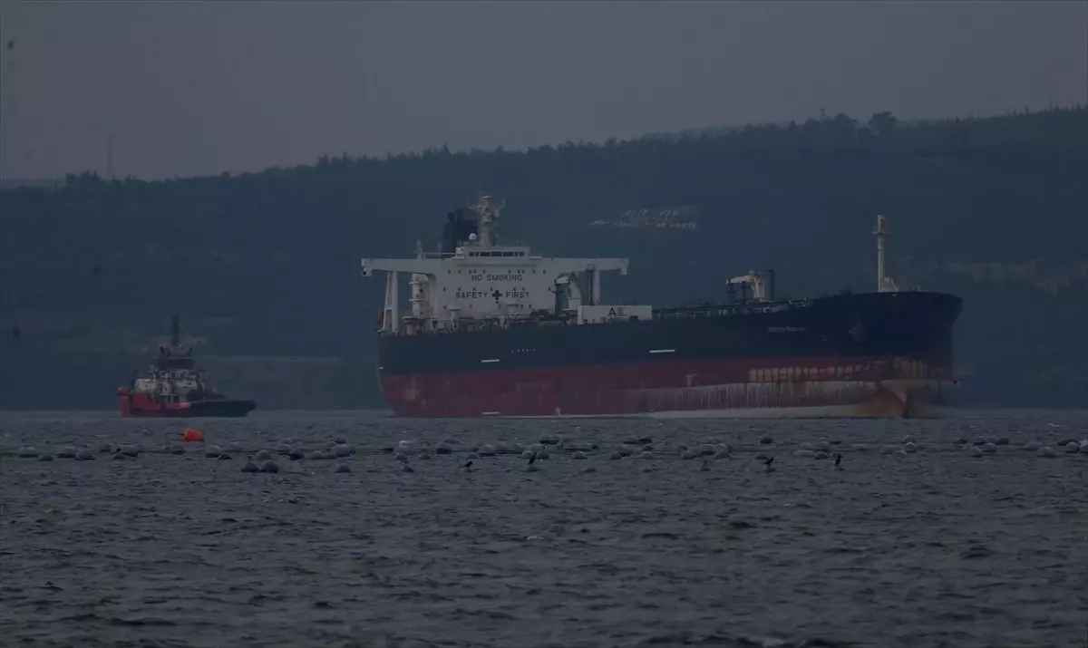 Çanakkale Boğazı’nda Jeneratör Arızalı Tanker Güvenli Bölgeye Çekildi