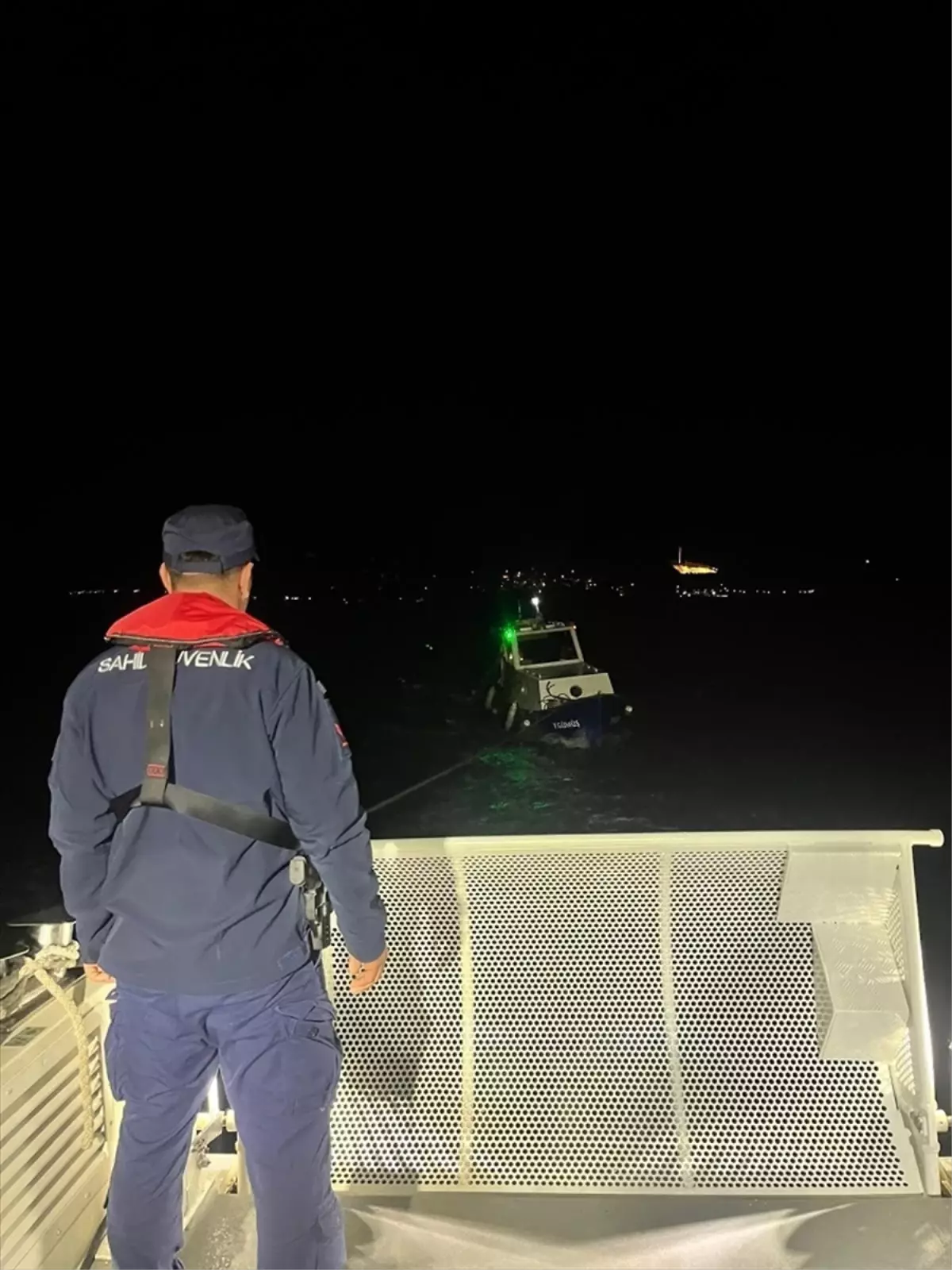 Çanakkale Boğazı’nda Arızalı Tekneye Hızlı Müdahale: 3 Yolcu Güvence Altında
