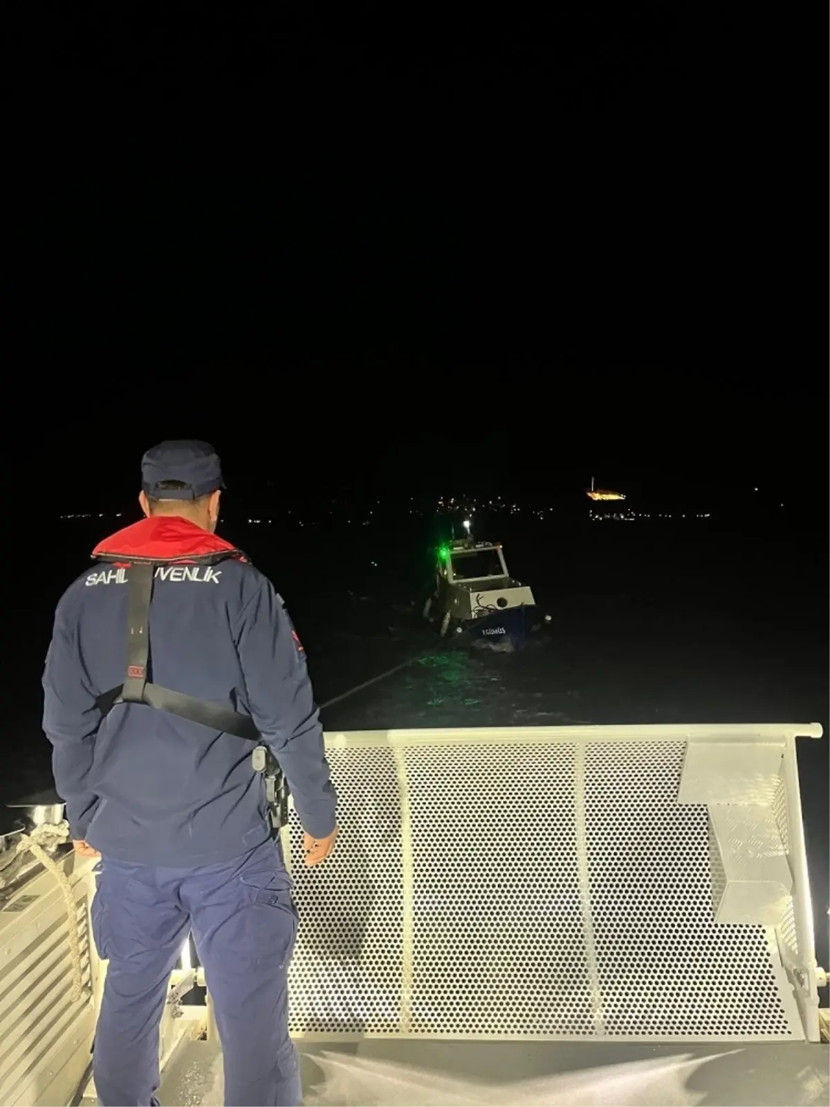 Eceabat Sahil Güvenliği Motor Arızalı Tekneyi Çekip Kurtardı
