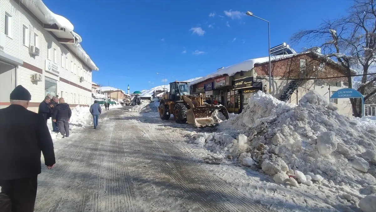 Çelikhan’da Kar Temizliği Hız Kesmeden Sürüyor, Sokaklar Yeniden Açılıyor