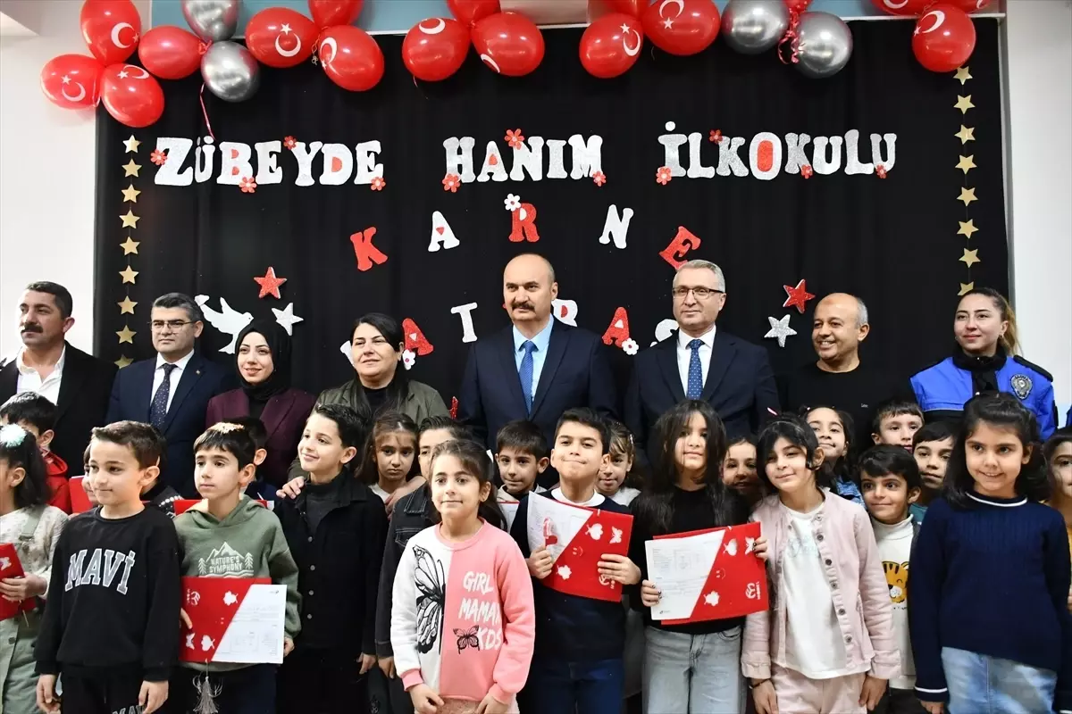 Diyarbakır ve Çevre İlçelerde Öğrenciler Karnelerini Alarak Tatil Başladı