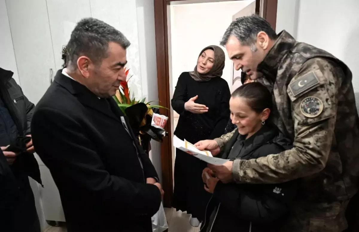 Kayseri Emniyet Müdürü'nden Şehit Polis Memurunun Kızına Anlamlı Hediye