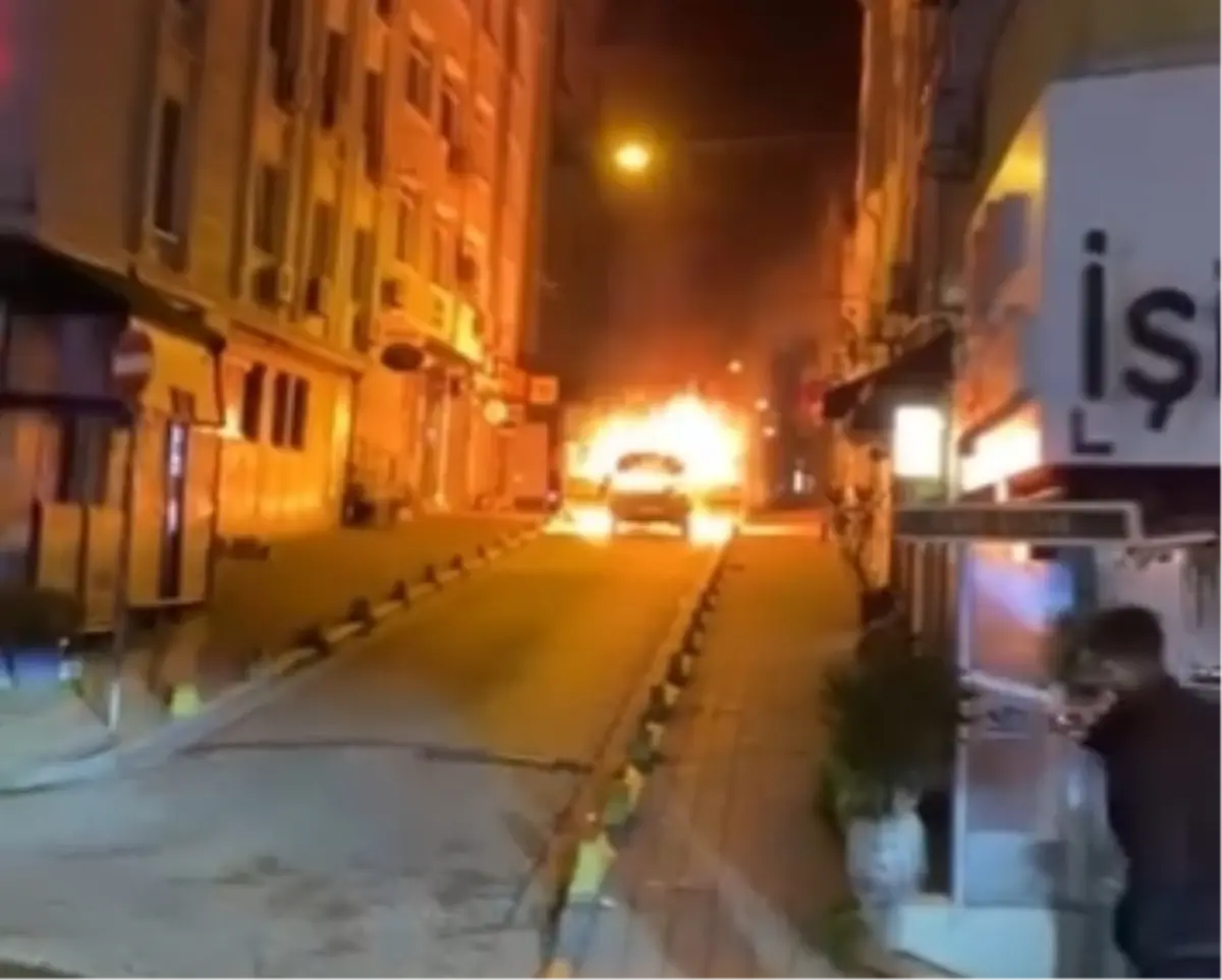 Fatih’te Park Halindeki Hafif Ticari Araçta Çıkan Yangın Hızlıca Söndürüldü