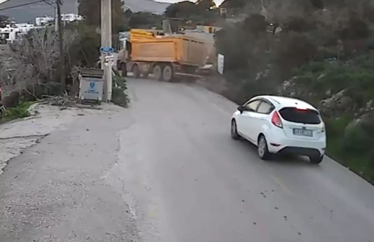 Bodrum’da Hafriyat Kamyonu Devrildi: Sürücü Hastaneye Kaldırıldı