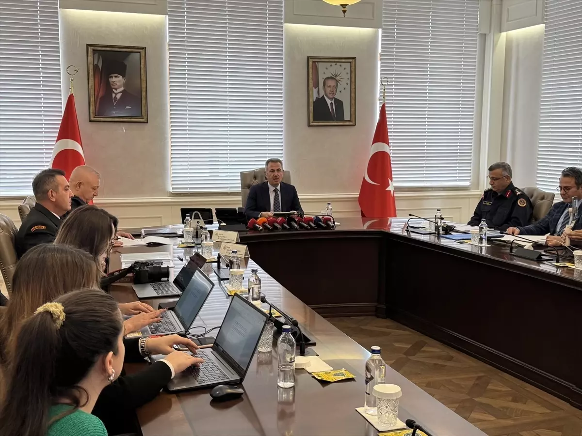 İzmir'de 212 Üye İçeren Suç Çetesi Geniş Operasyonla Çökertildi