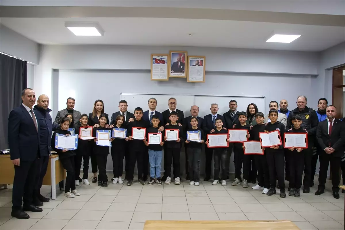 İzmir ve Çevre Şehirlerde Karne Dağıtımı Coşkusu