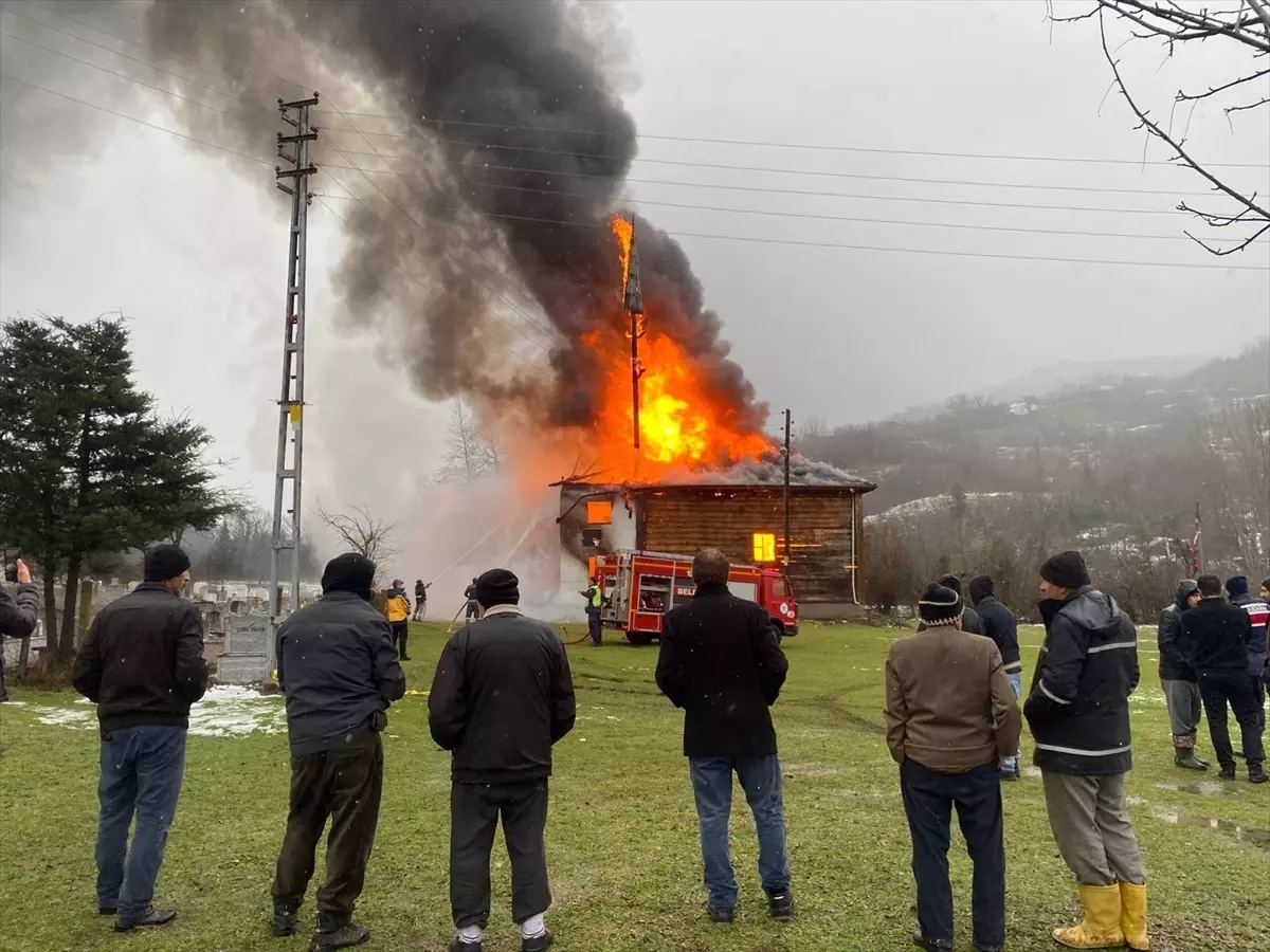 Eflani'nin 450 Yıllık Tarihi Camisi Yangınla Kıvranıyor: Kullanılamaz Hale Geldi