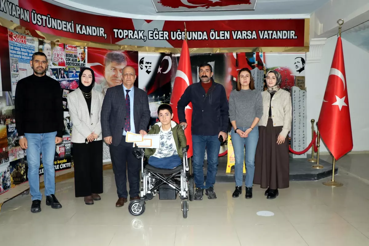 Engelli Öğrenci Nakşin Özdemir İlk Karnesini Gururla Aldı