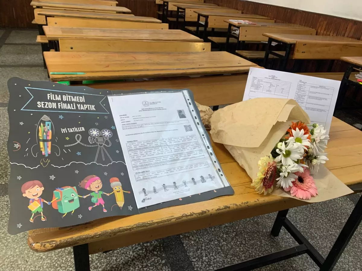 Adana’da Kardeşlerin Karneleri Boş Sınıflara Çiçeklerle Bırakıldı