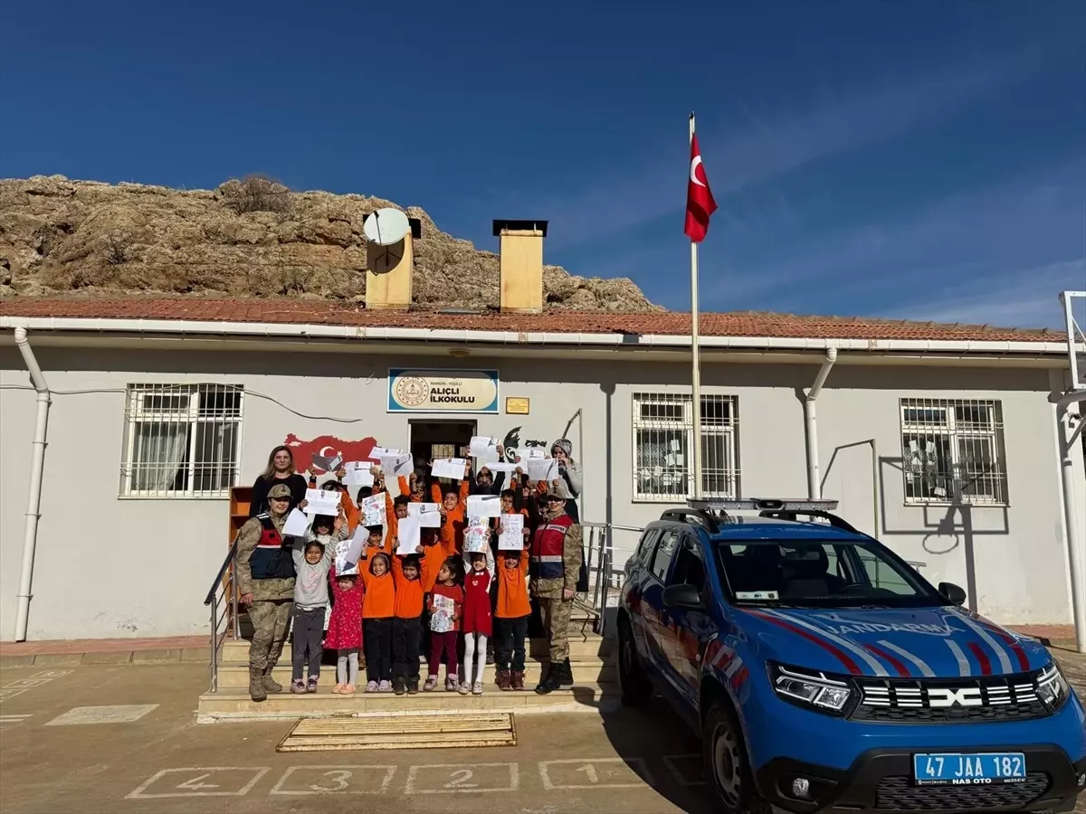 Mardin Yeşilli'de Jandarma, Öğrencilere Karnelerini Teslim Ederken Güvenlik Bilgisi Verdi