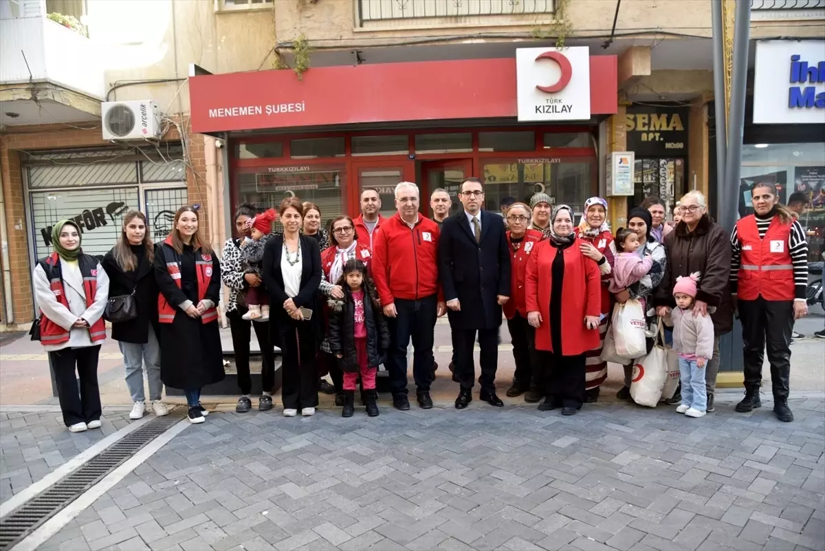 Menemen'de Kızılkay Gönüllü Kadınlar Kışlık Kıyafet Üretti