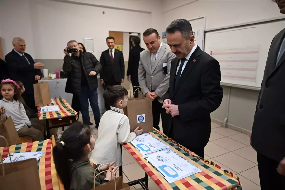 Sakarya ve Çevre İlçelerde Karneler Dağıtıldı, Öğrenciler Tatil Coşkusuna Bırakıldı