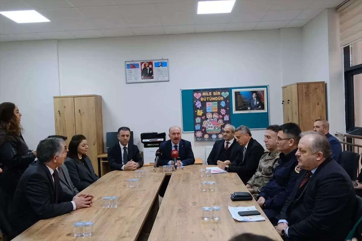 Samsun ve Çevre Şehirlerde Öğrenciler Karnelerini Alarak Yarıyıl Tatiline Girdi