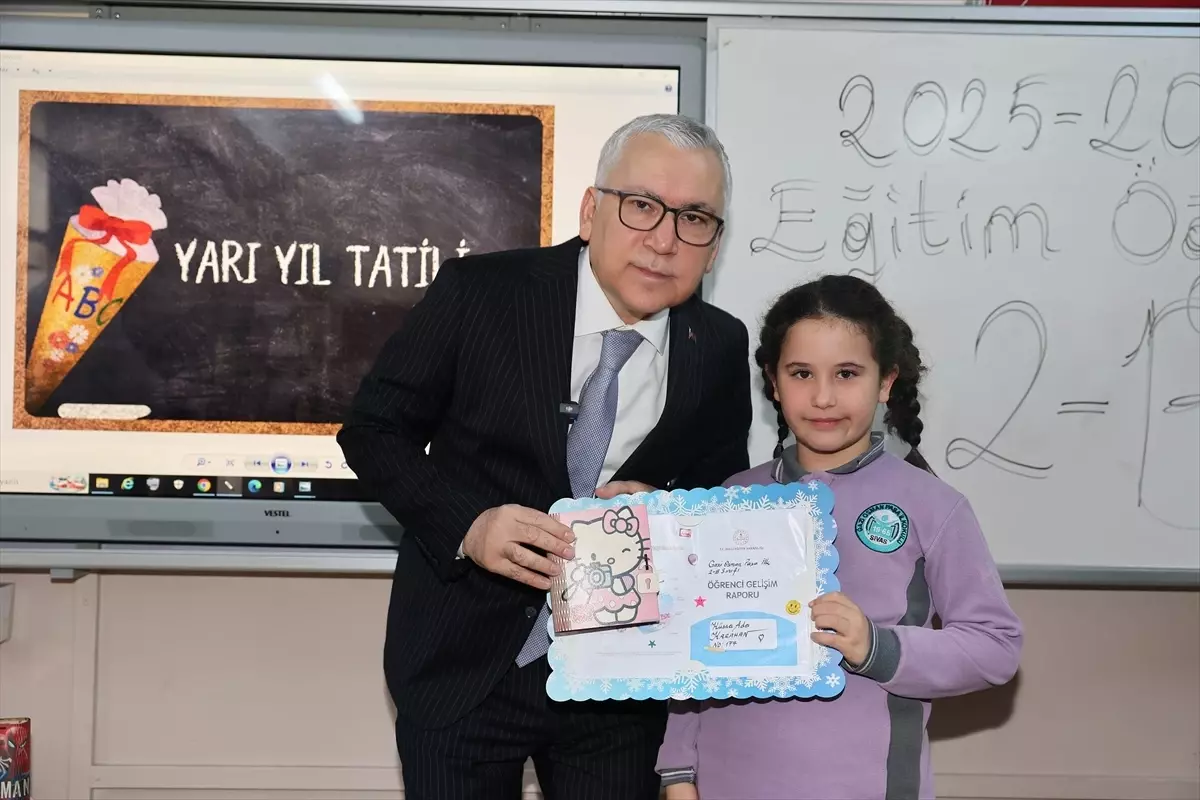 Sivas Valisi Yılmaz Şimşek, Öğrencilerin Karne Heyecanını Paylaştı