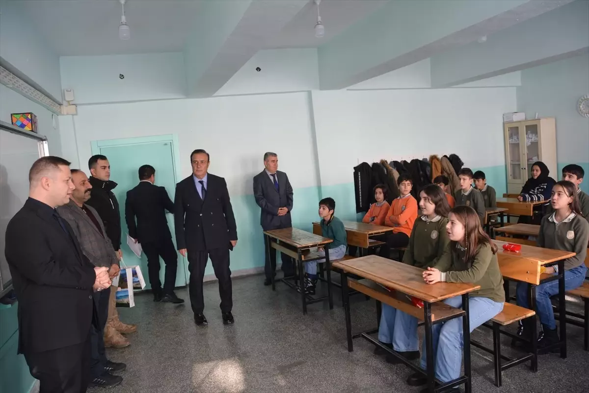 Tatvan’da Karne Dağıtımında Coşku Dolu Anlar ve Kitap Okuma Önerisi