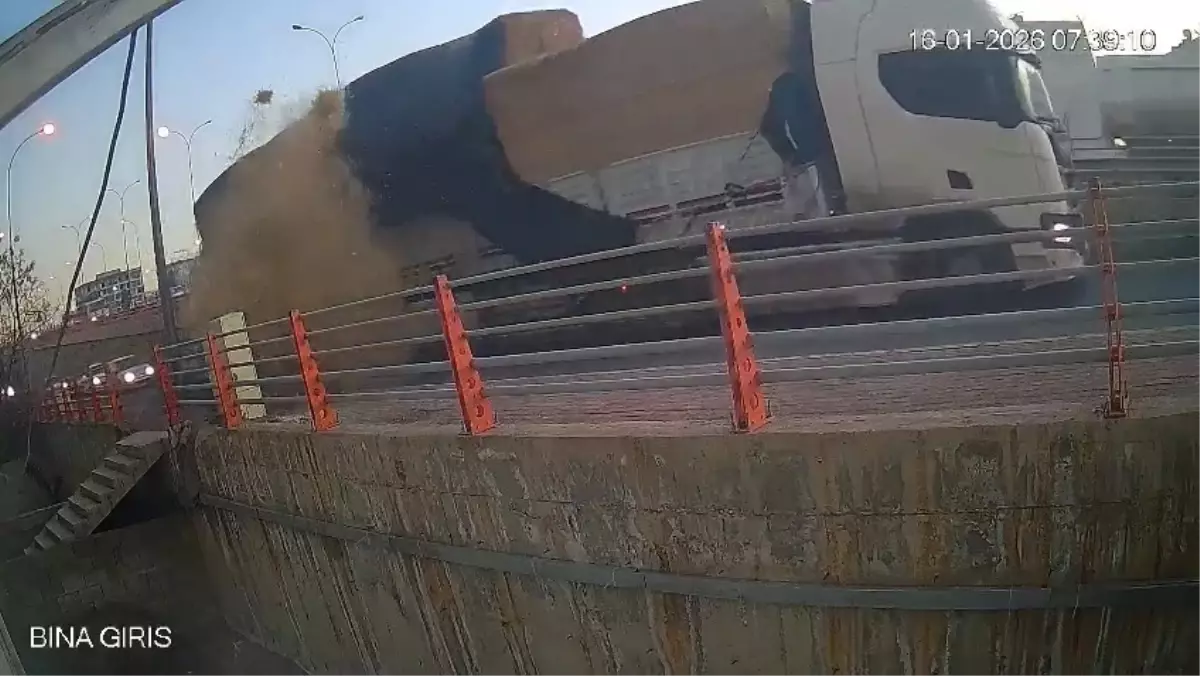 Şanlıurfa’da TIR’dan Düşen Balyalar Yürüyen Kişiyi Kıyasa Kıyası Geçti