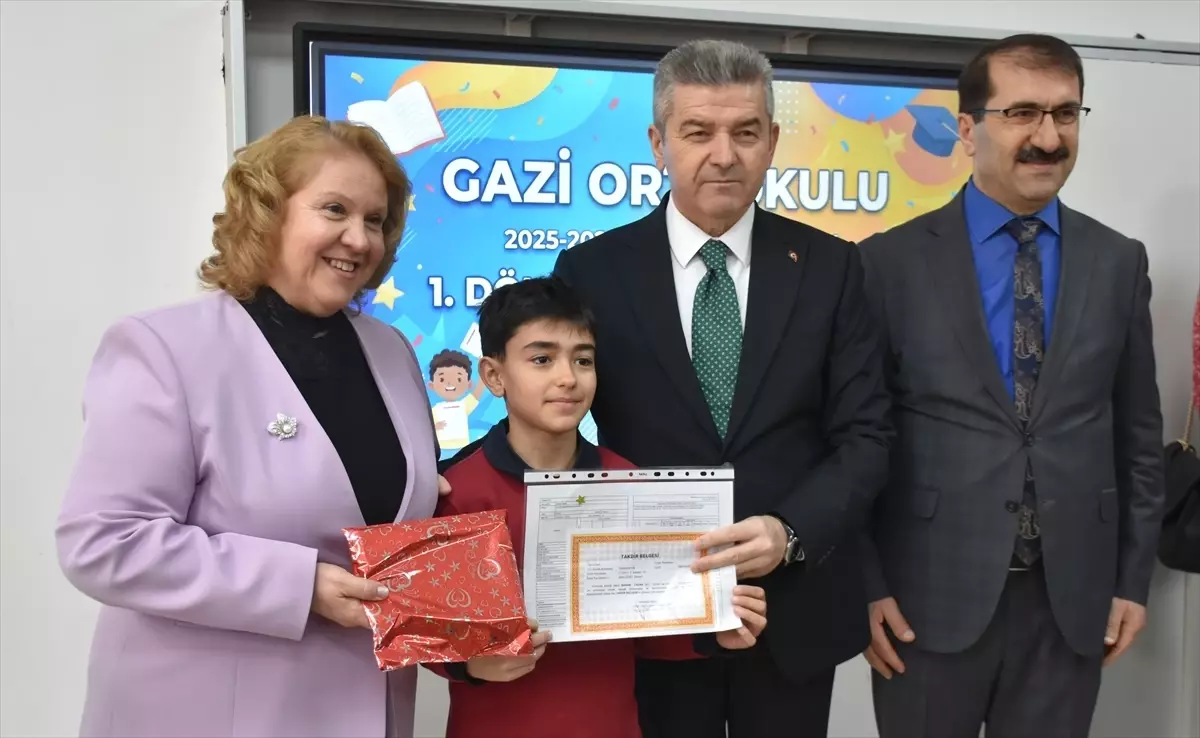 Karadeniz Bölgesinde Öğrenciler Karnelerini Alıp Yarıyıl Tatiline Çıktı