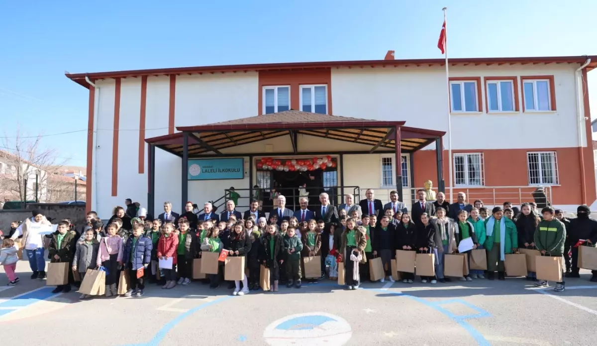 Aksaray’da Zeynep’in Bayrağa Olan Sevgi Dolu Anı