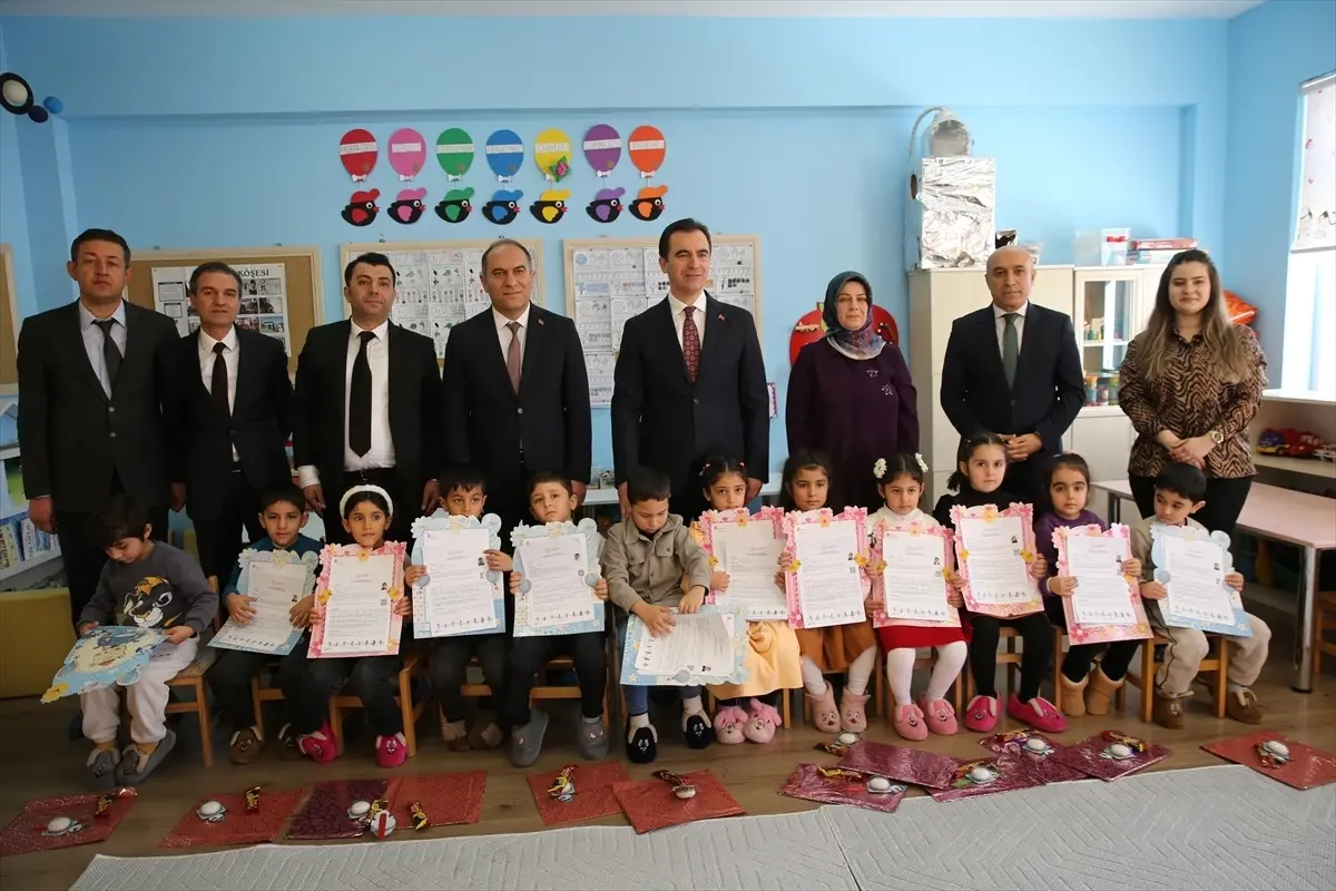 Yarıyıl Tatili Sonrası Karneler Van, Bitlis, Muş ve Hakkari'de Öğrencilere Teslim Edildi