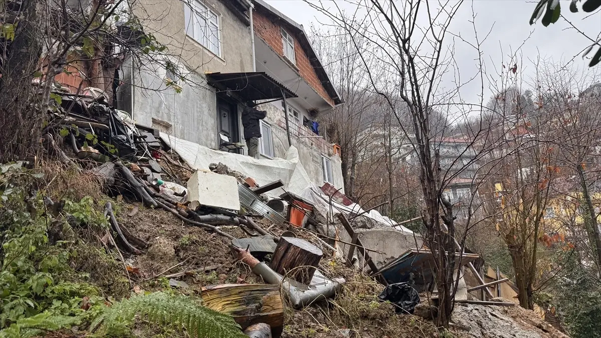 Zonguldak'ta Heyelan Alarmı: 2 Katlı Ev Boşaltıldı, 8 Kişi Güvende