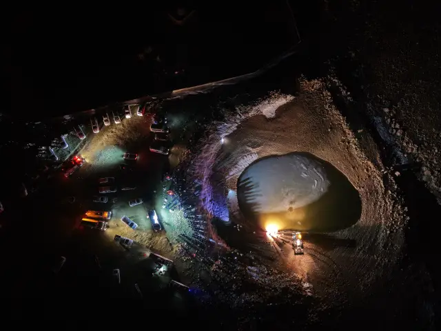 Arama ekiplerinin gölde çalışması