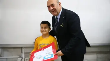 Karnelerini alan öğrencilerin fotoğrafı