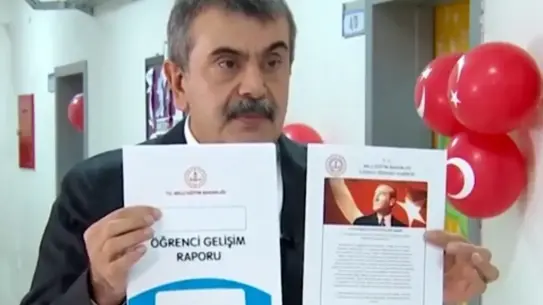 Karnelerde Atatürk fotoğrafı