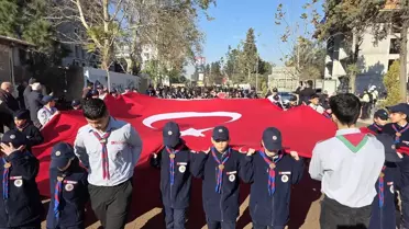 Tören alanında Atatürk Anıtı