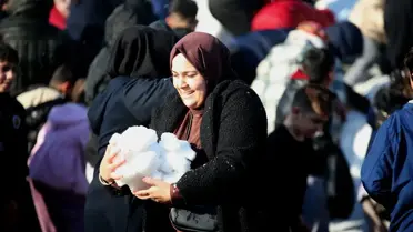 Kamyonla getirilen kar