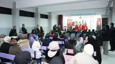 Karnelerini alan öğrenciler