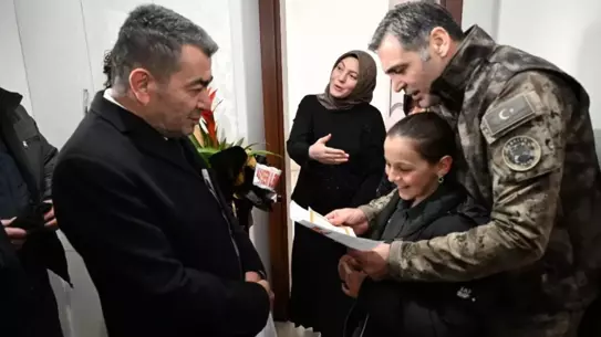 Şehit polis memurunun kızına verilen Kayserispor forması ve oyun seti