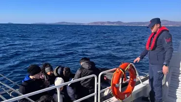 Kurtarma botlarıyla göçmenler denize çıkarılıyor