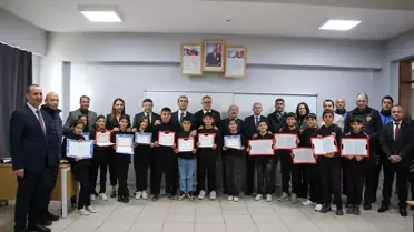 Karne dağıtımı sırasında öğrenciler