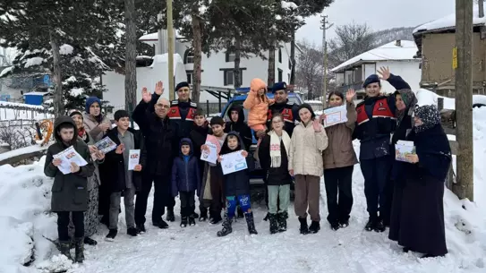 Jandarma ekipleri kar temizliği yapıyor