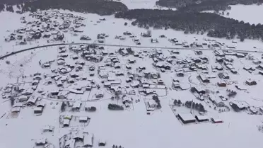 Dron ile çekilmiş karla kaplı Aladağ manzarası