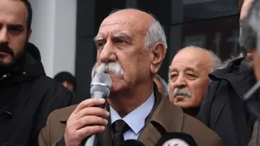 CHP parti binasının önündeki çelenk