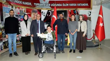 Nakşin Özdemir sınıfta ders çalışırken