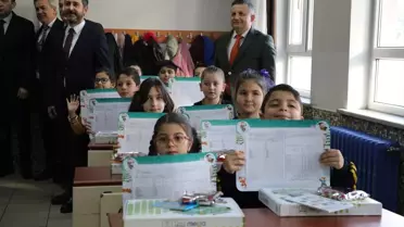 Karneleri eline alan mutlu öğrenciler