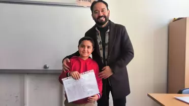 Öğrencilerin karnelerini alırken mutluluk anı